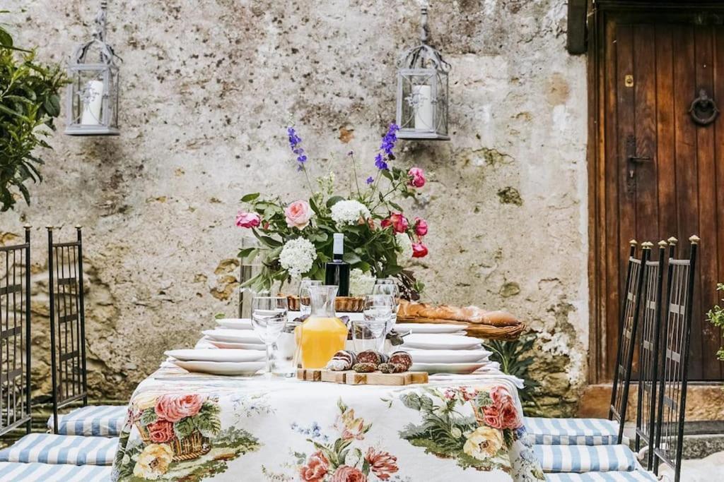 14Th Century Priory In Pressigny Bed and Breakfast Pressigny  Buitenkant foto