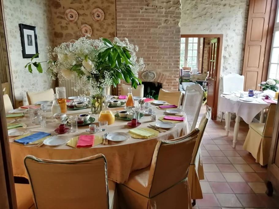14Th Century Priory In Pressigny Bed and Breakfast Pressigny  Buitenkant foto